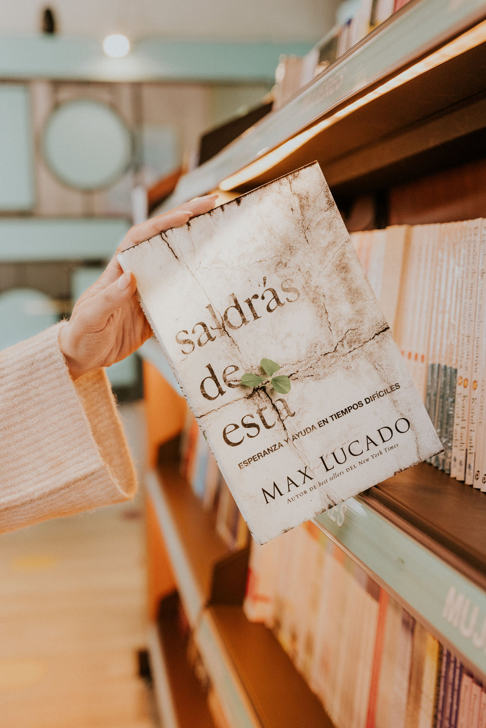 LIbro Saldrás de esta