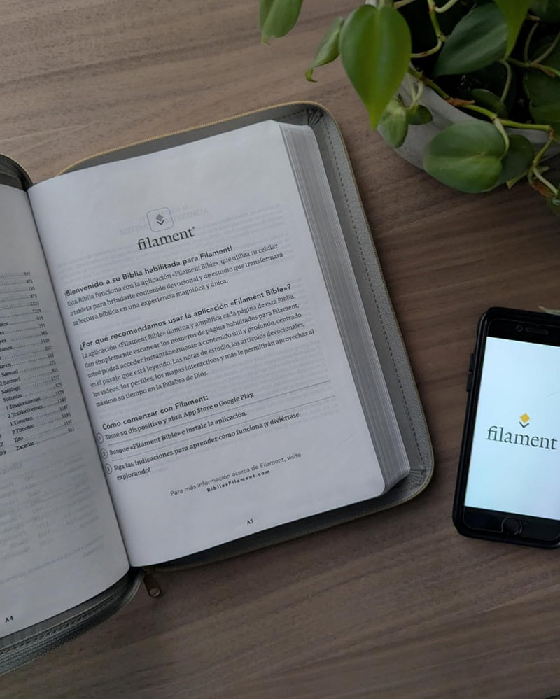 Biblia de referencia, letra grande de zíper con Filament, SentiPiel Gris, Letra Roja - NTV