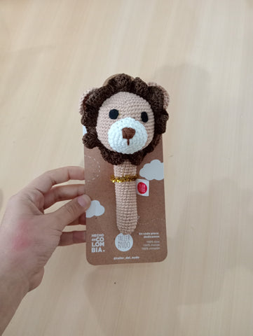 Sonajero de palo diseño León